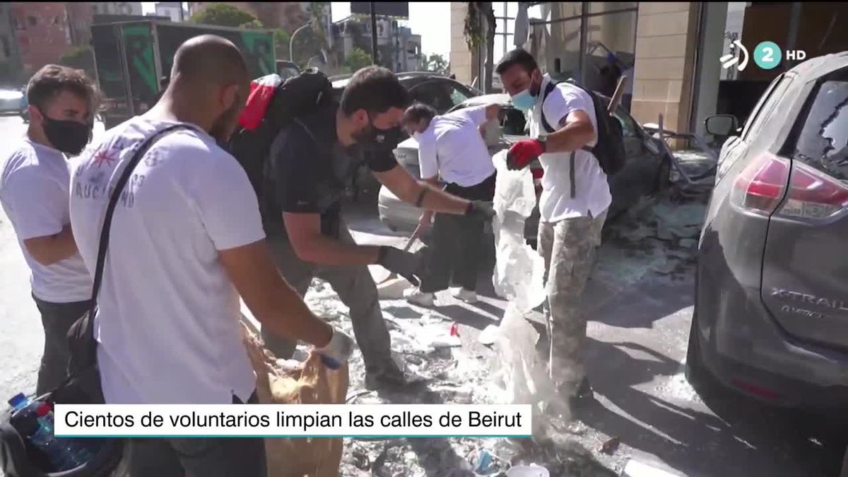 Los ciudadanos han comenzado a limpiar las calles en comunidad. Imagen obtenida de un video de EiTB.