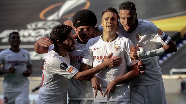 Los jugadores del Sevilla celebran el gol de Reguilón.