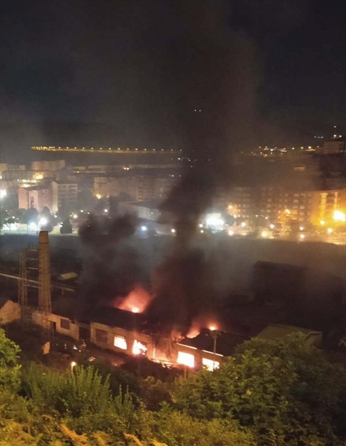 El pabellón en llamas, en Barakaldo (Bizkaia). Foto: Iker Salgado