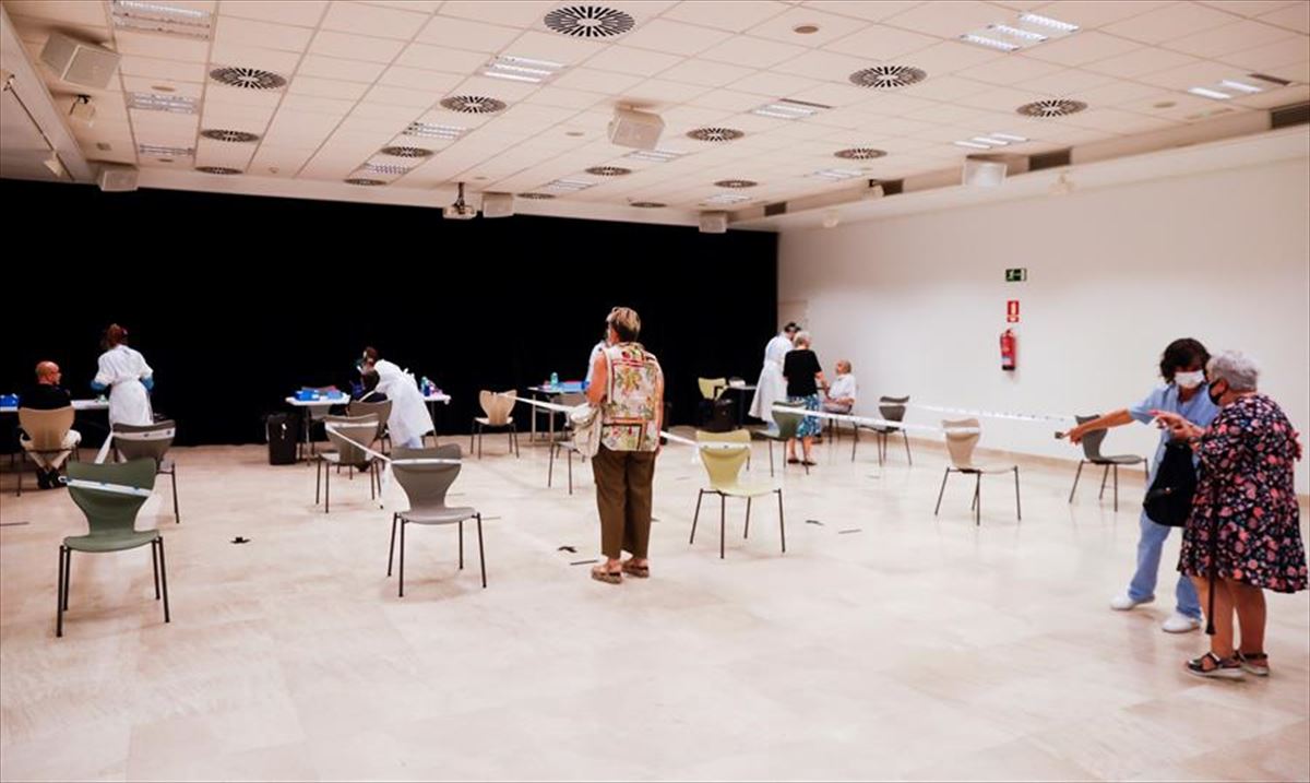 Pruebas PCR a clientes del bar Ramuntxo Berri de Donostia-San Sebastián. Foto: EFE