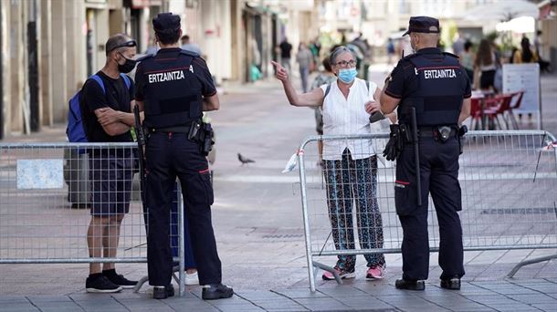 Una pareja de ertzainas en la plaza de la Virgen Blanca de Vitoria-Gasteiz. Foto: EFE