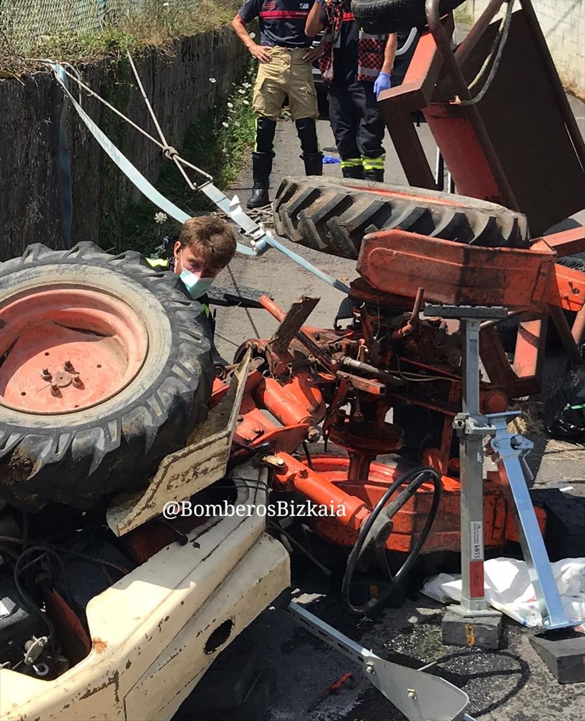 67 urteko gizon bat larri zauritu da Mungian, traktorea iraulita. Argazkia: Bizkaiko suhiltzaileak