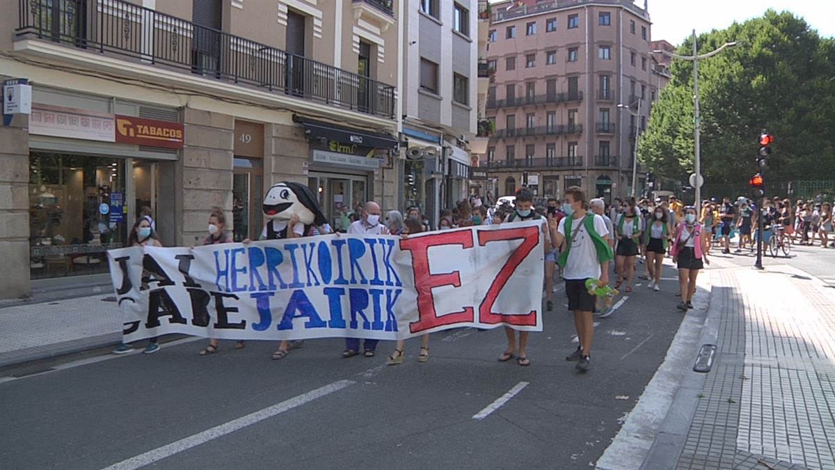 "Jai herrikoien" aldeko manifestazioa egin dute Donostian. Irudia: EiTB