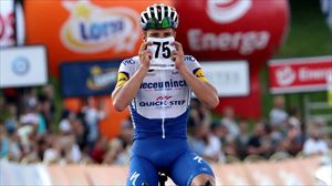 Evenepoel se adjudica la victoria de etapa y se enfunda el maillot de líder