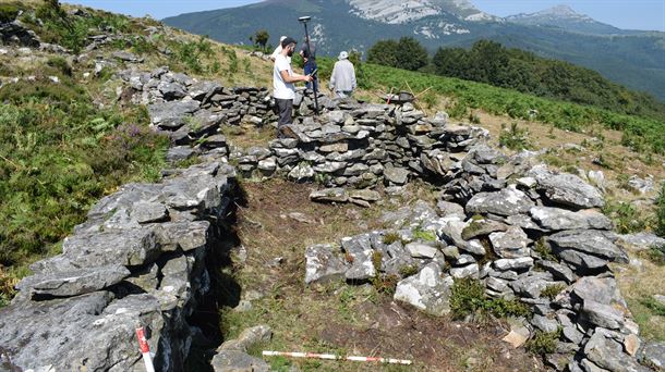 Excavaciones en el Monte Oketa en el municipio de Zigoitia (Álava).