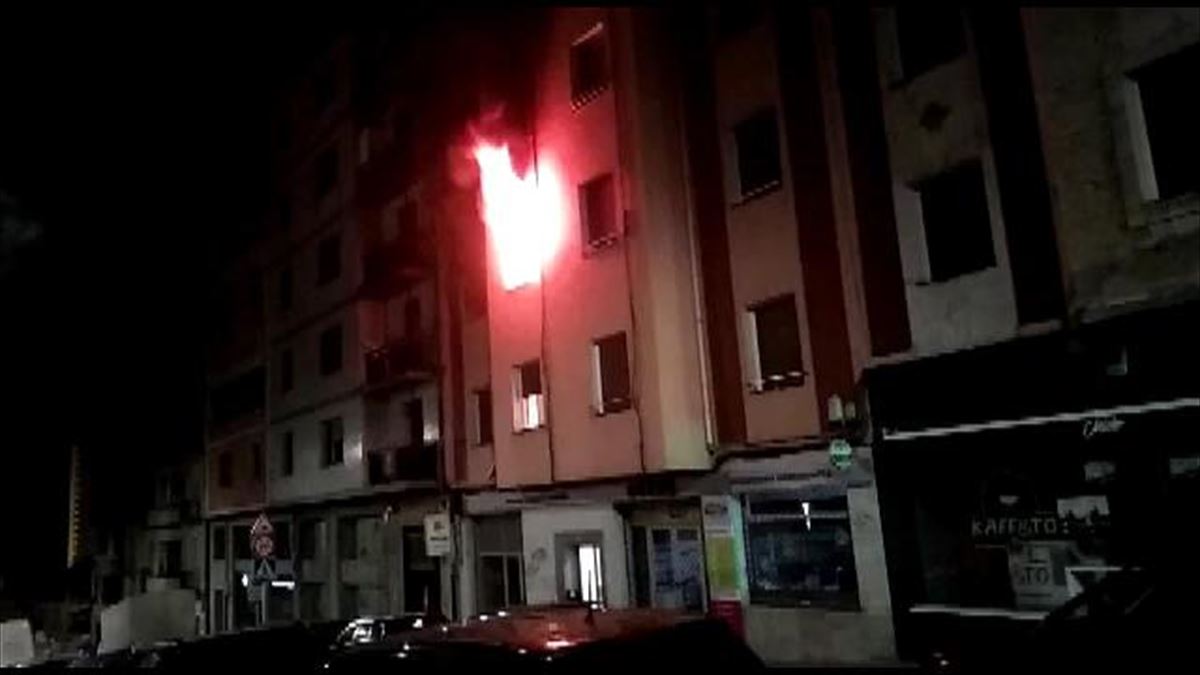 Desalojado parcialmente un edificio por un incendio en Eibar (Gipuzkoa). Imagen: EiTB