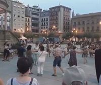 Antivacunas y antimascarillas bailan en la plaza del Castillo de Pamplona