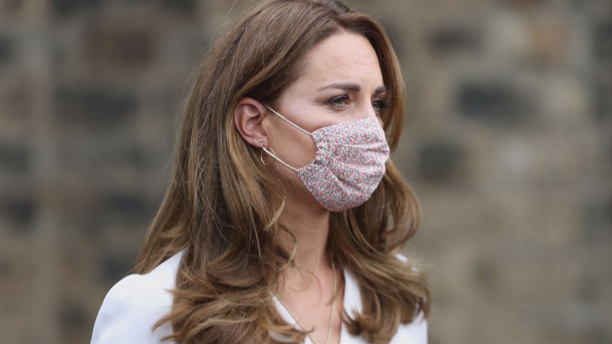 Kate Middleton Cambridgeko dukesa, Amaia Arrietaren maskara jantzita. Irudia: EiTB