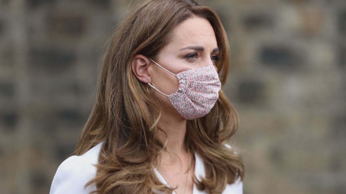 La duquesa de Cambridge Kate Middleton con la mascarilla diseñada por Amaia Arrieta. Imagen: EiTB