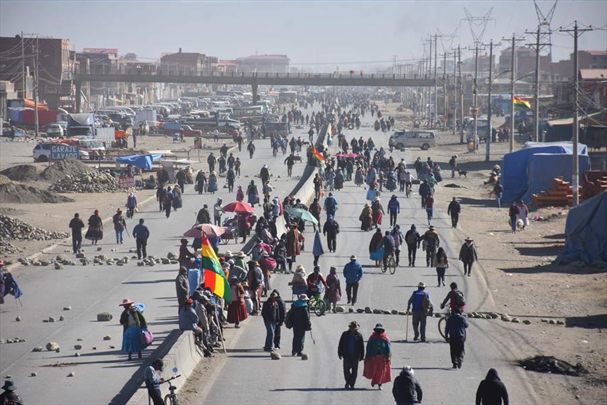 Dozenaka pertsona Bolivian, herrialdeko errepide bat blokeatzen, protesta batean. 