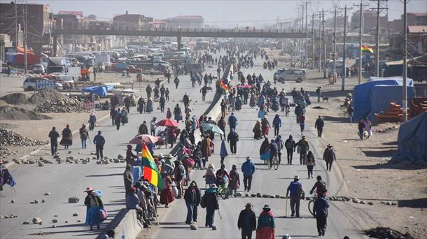 Dozenaka pertsona Bolivian, herrialdeko errepide bat blokeatzen, protesta batean. 