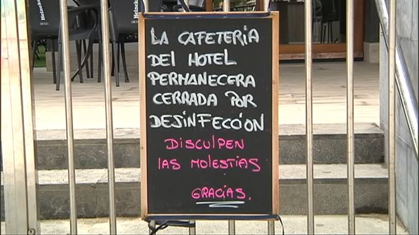 Informazio kartela hotelaren kanpoaldean.