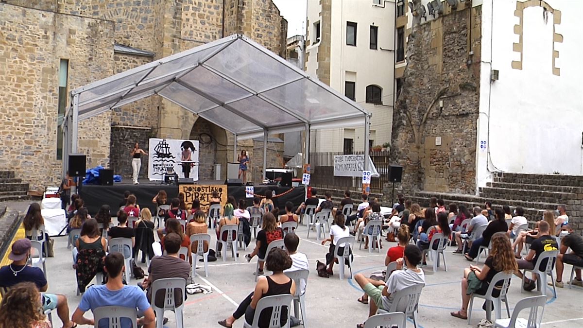 Acto cultural de Donostiako Piratak. Imagen obtenida de un vídeo de ETB.