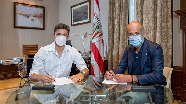 Daniel Vivian y Aitor Elizegi durante la firma de contrato de renovación.
