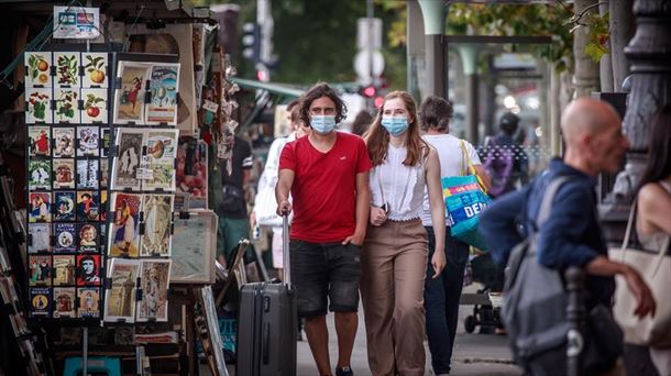 Una pareja paseando por la calle.