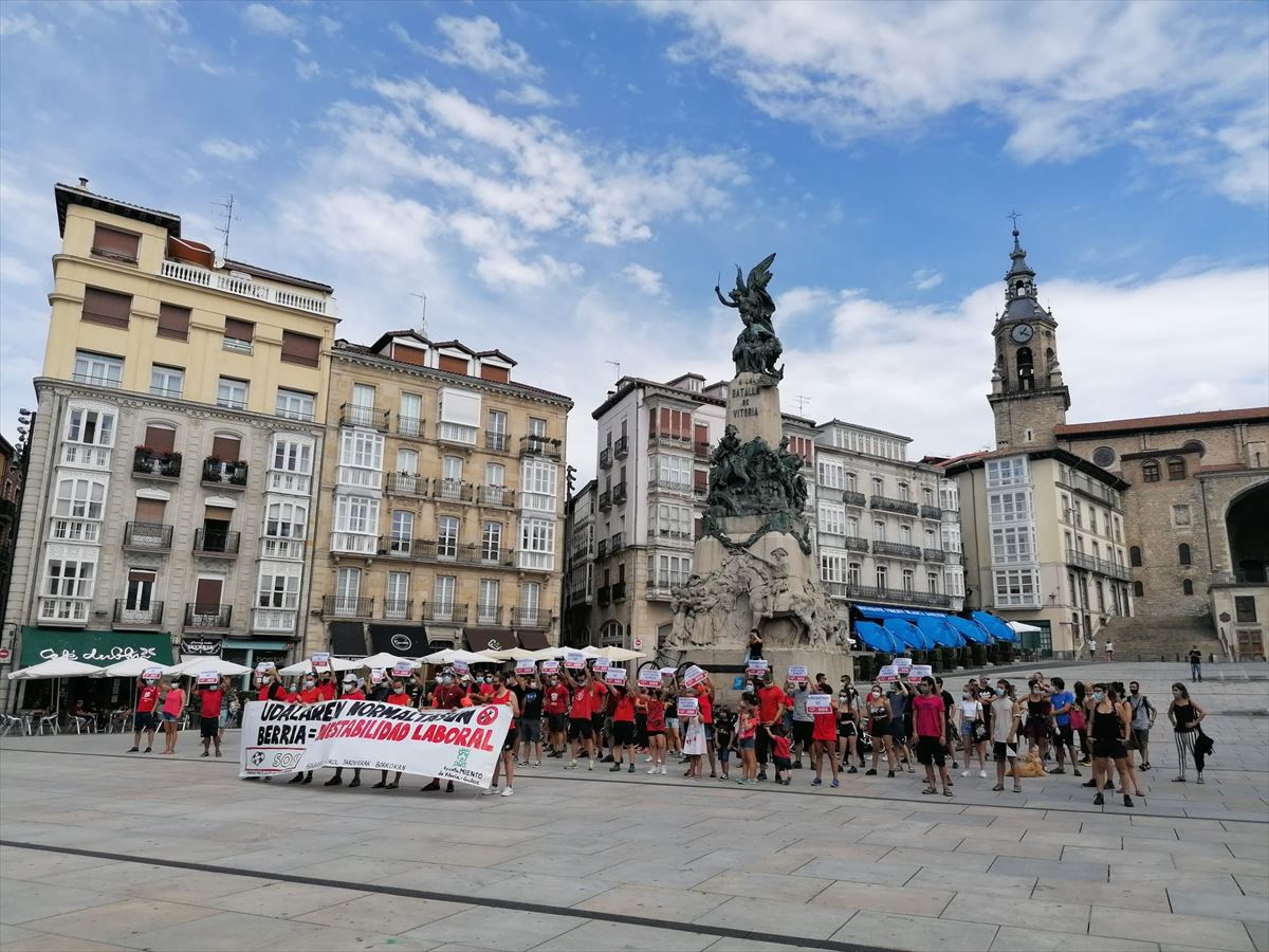 Los socorristas de Vitoria-Gasteiz en huelga.