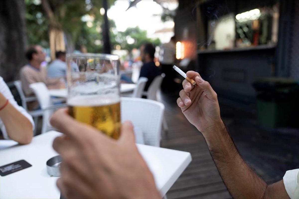 Una persona fumando en una terraza