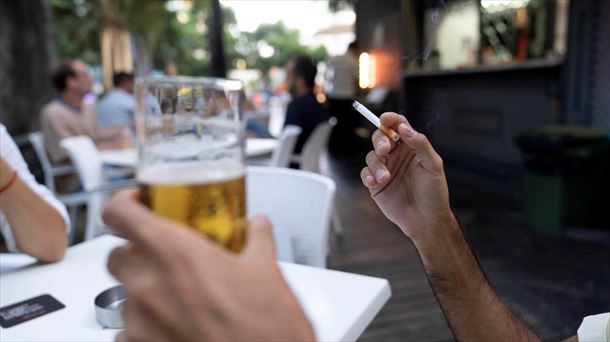 Una persona fumando en una terraza