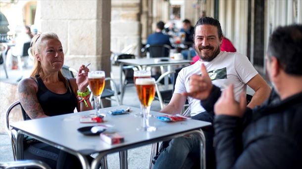 Gente en una terraza. Foto: EFE.