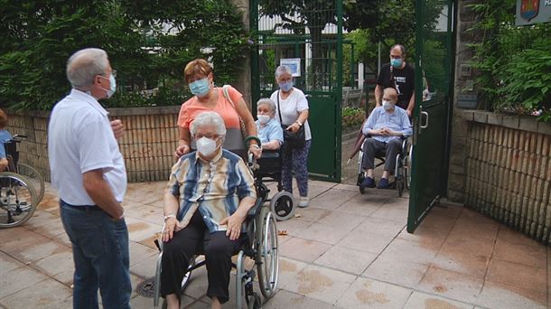 Personas mayores saliendo de una residencia