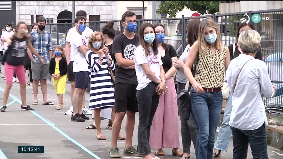 Imagen de gente esperando para realizarse la PCR. Foto: EiTB