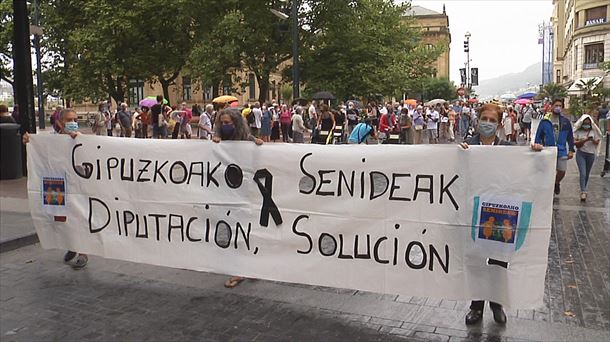 Gipuzkoako Senideak elkartearen manifestazioa. EiTBko bideo batetik hartutako irudia.