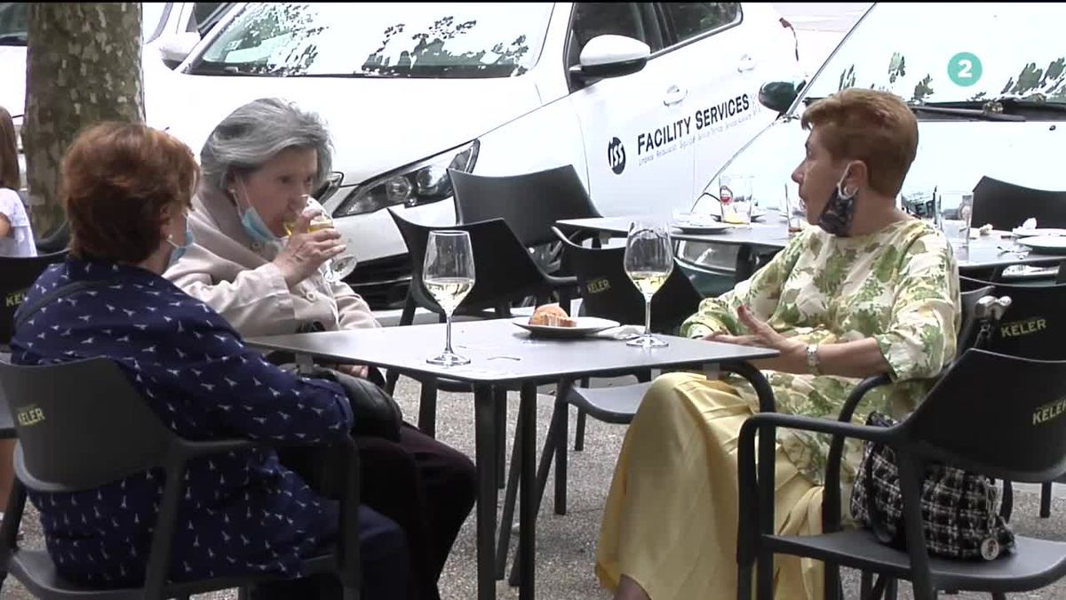 Imagen de tres mujeres sentadas en una terraza. Foto: EiTB