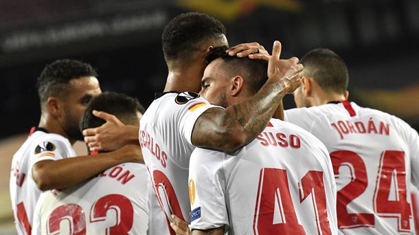 Sevillako jokalariak Manchesterren aurkako gol bat ospatzen.