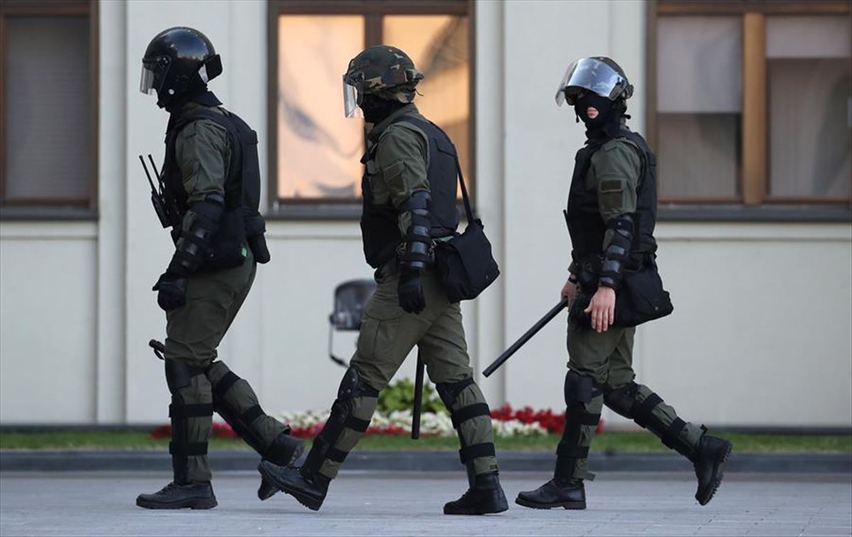 Antidisturbios llegando al parlamento bielorruso.