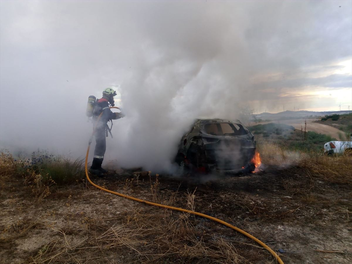 Investigan la aparición de un cadáver en un coche quemado en Azagra