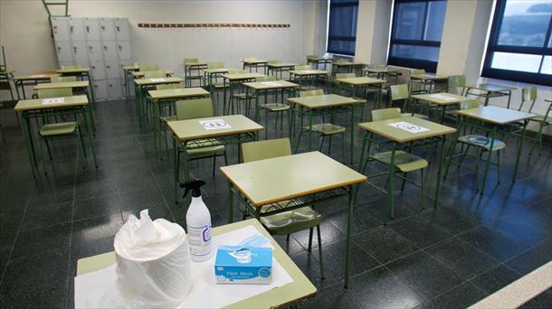 Productos desinfectantes en un aula vacía.