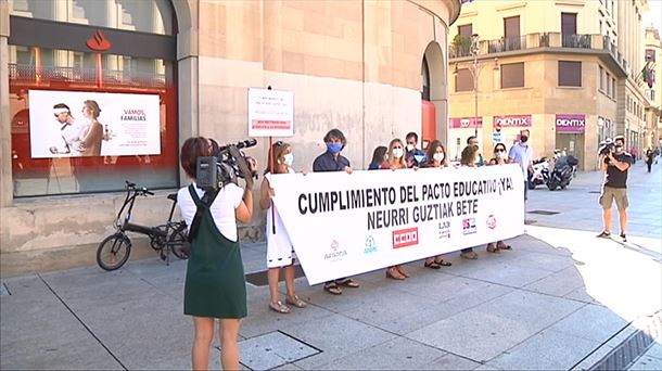 Los sindicatos manifestándose frente al ejecutivo foral.