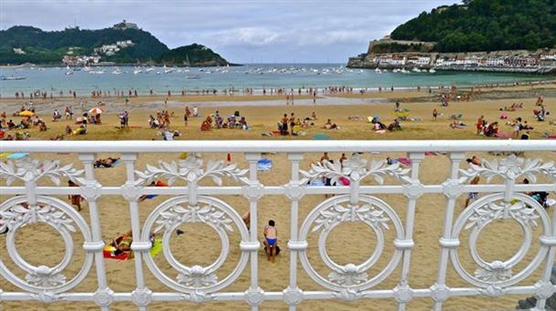 Multitud de personas en la playa de la Concha (San Sebastián). Foto de archivo: Xabier Urteaga