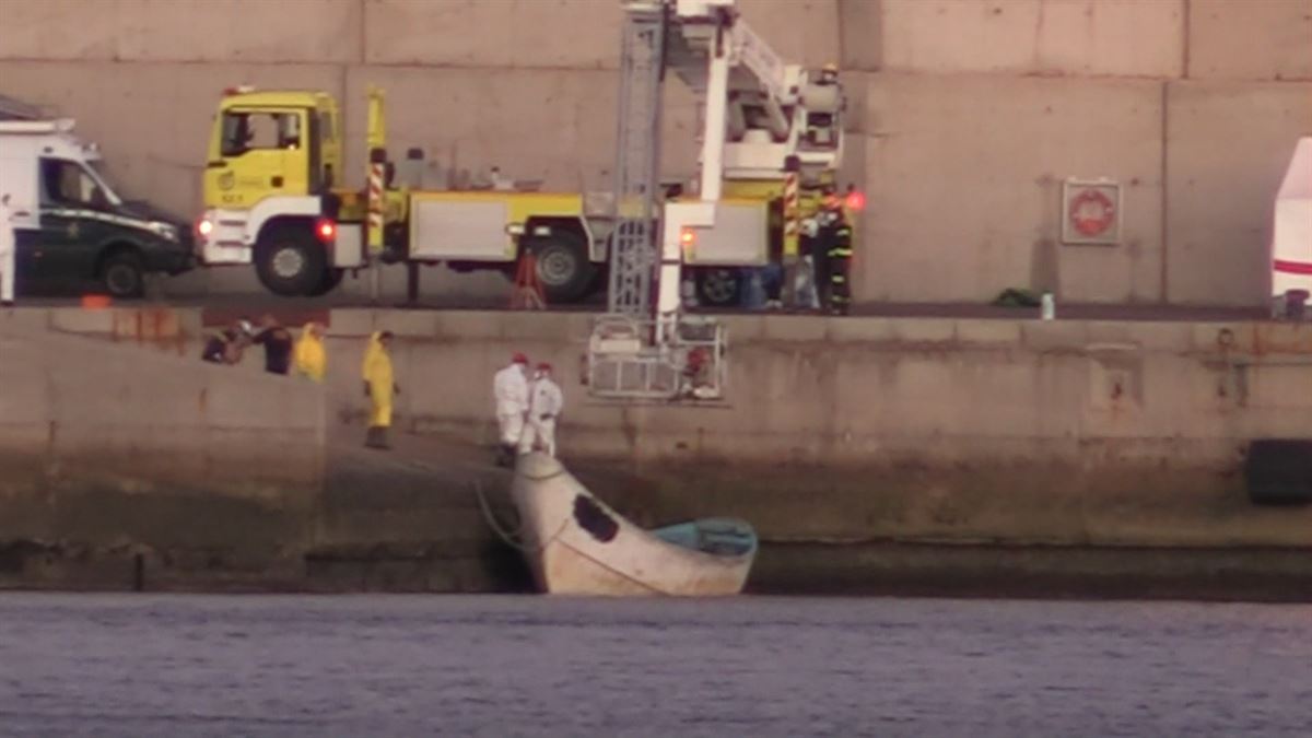 El cayuco ha sido remolcado al Puerto de Arinaga