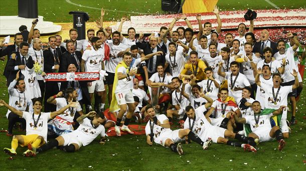 Los integrantes del Sevilla celebran el título.