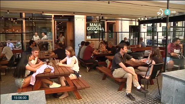 Imagen de personas sentadas en una terraza. Foto: EiTB