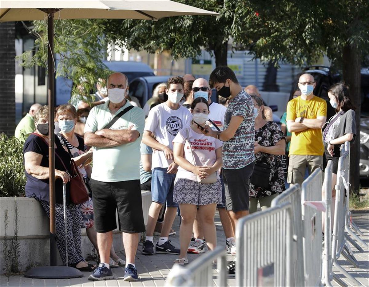 Gente en la calle con mascarilla. Foto: EFE.