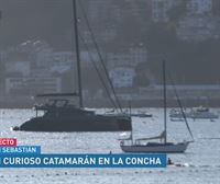 ¿De dónde viene la curiosa embarcación negra que está atracada en La Concha?