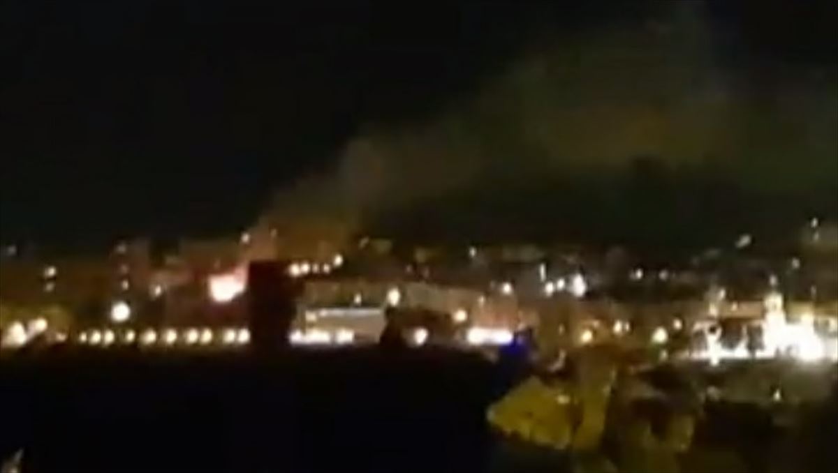 El incendio, desde una vivienda de Getxo