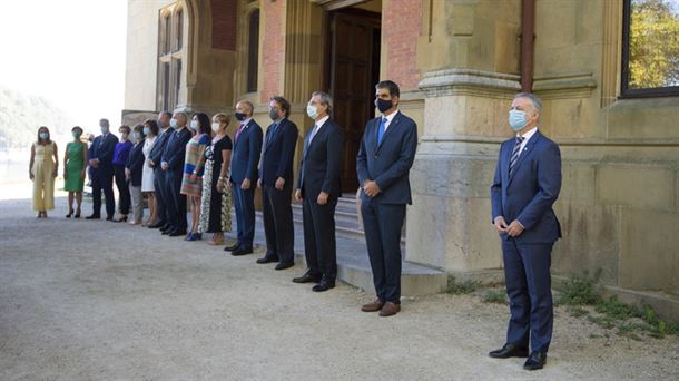 Foto de archivo de los consejeros frente al Palacio Miramar. Foto: Irekia.