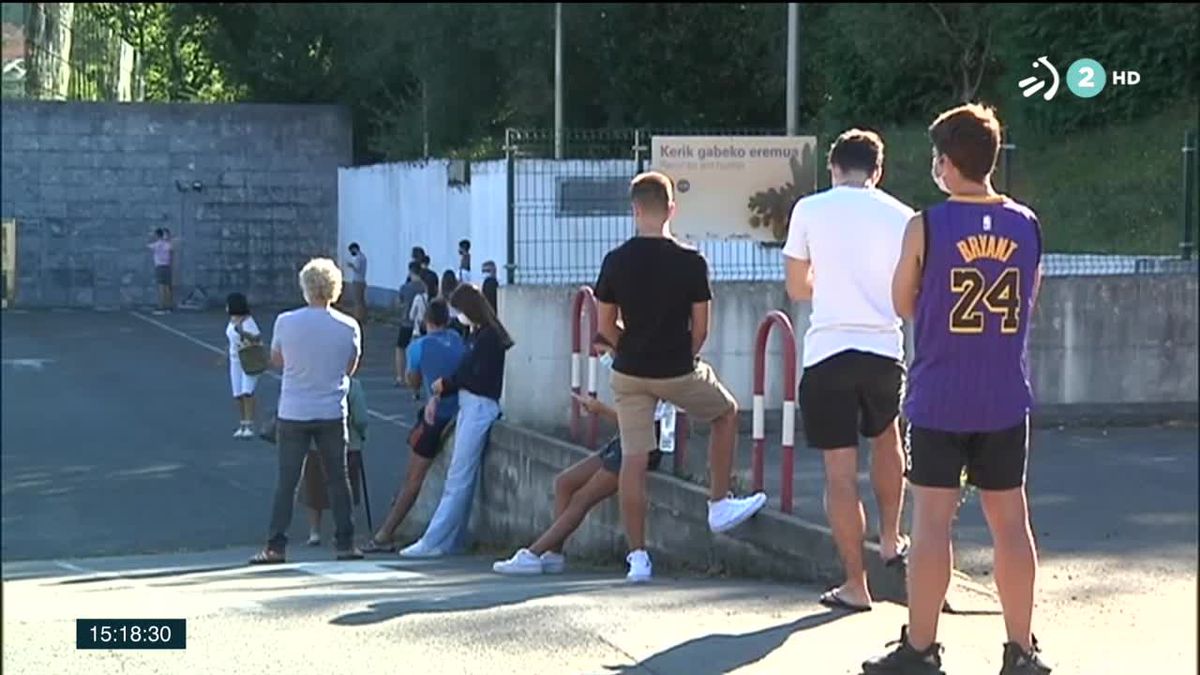 Largas colas en el Hospital de Gernika. Imagen obtenida de un vídeo de ETB.