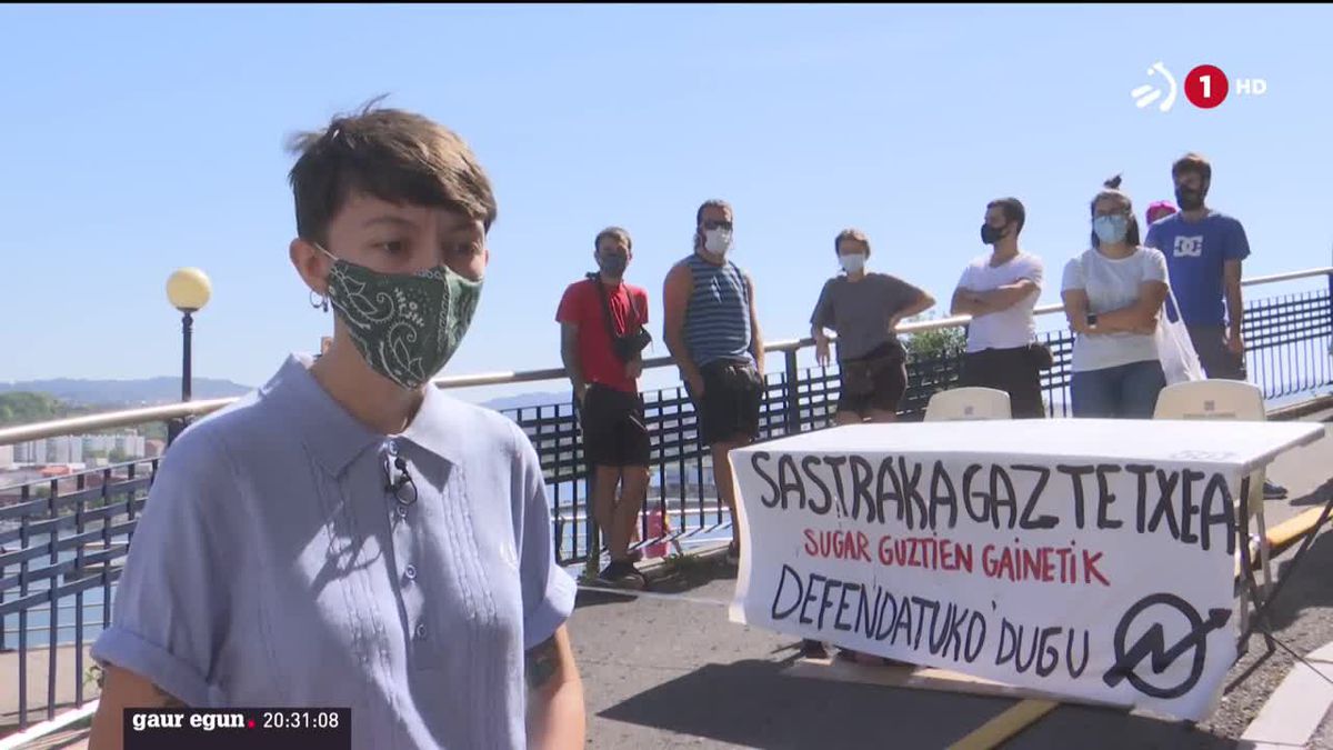 Gaztetxeko kideak eguerdiko prentsaurrekoan. EiTBko bideo batetik hartutako irudia.