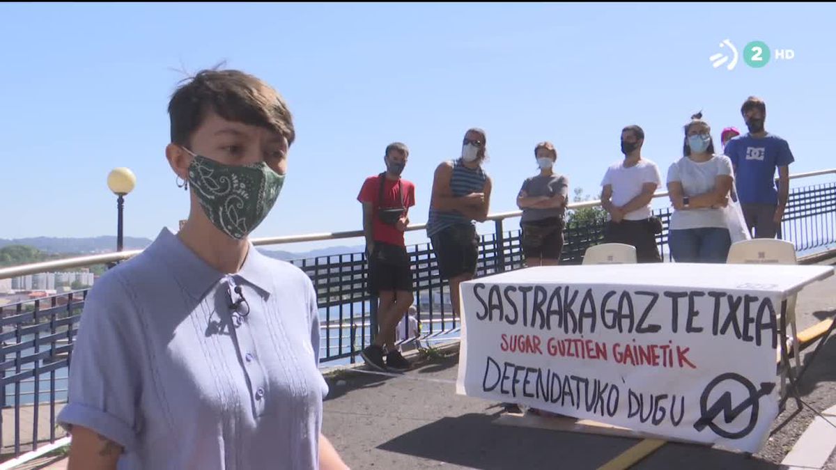 Los  miembros del gaztetxe esta mañana. Imagen obtenida de un video de EiTB.