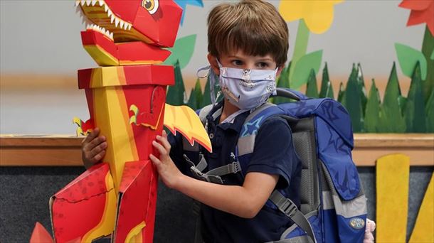 Un niño en clase con la mascarilla puesta