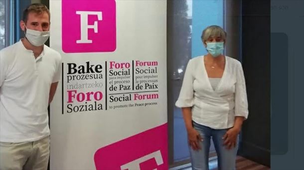 Tasio Arrizabalaga y Nekane Altzelai, del Foro Social