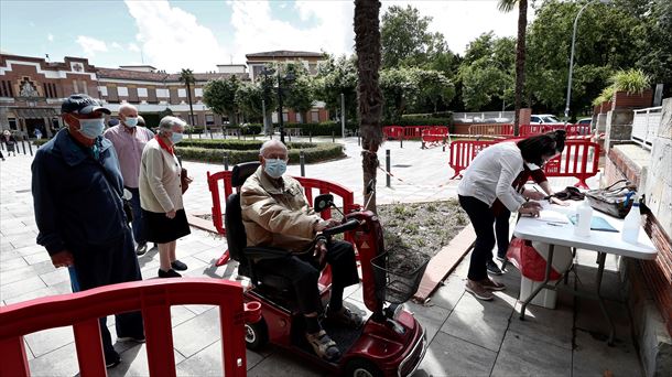 Varios usuarios de residencias de ancianos haciendo fila