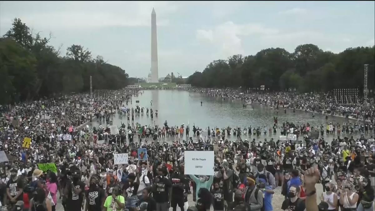 Arrazismoaren kontrako mobilizazio jendetsua Washingtonen.