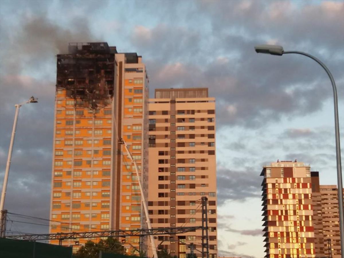 Imagen del incendio en una torre en Madrid