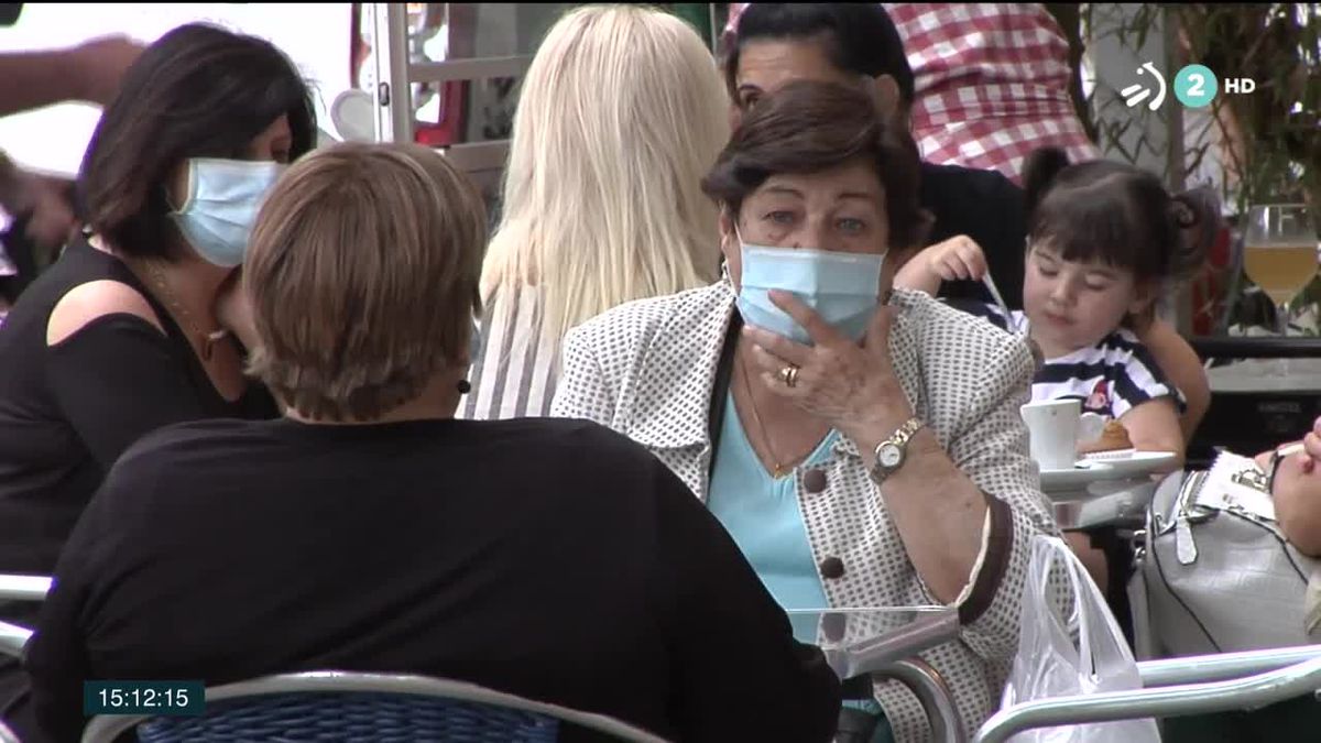 Imagen de varias personas en una terraza. Foto: EiTB