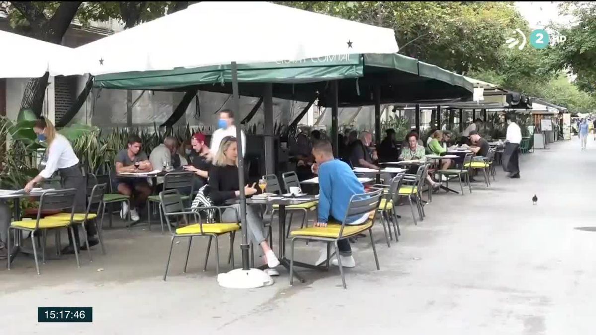 Imagen de personas en una terraza. Foto: EiTB